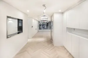 헤링본 마루가 돋보이는 화이트 모던 아파트